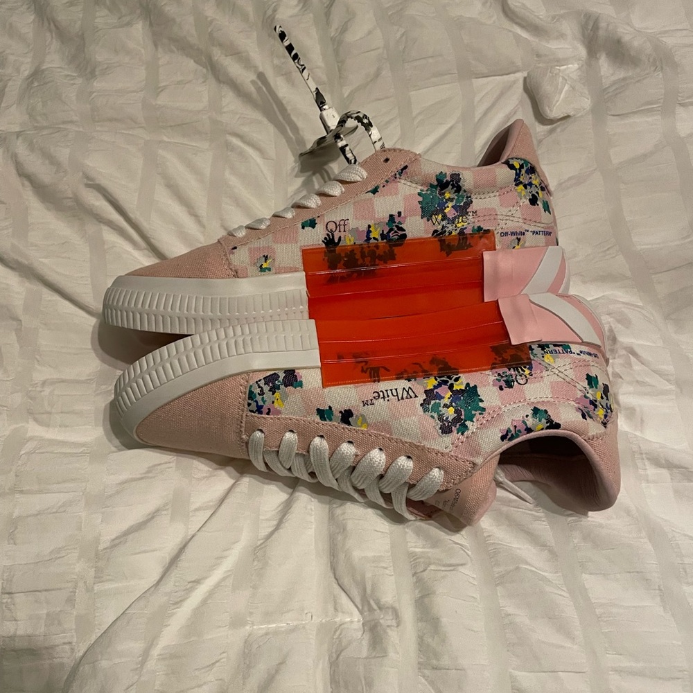 - Off White Vulcanized sole never worn size 8